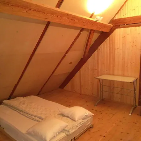 Dachstockzimmer In Altem Stoeckli Privat bolig Steffisburg