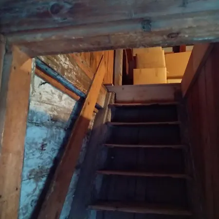 Dachstockzimmer In Altem Stoeckli ホームステイ